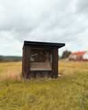Familjeoasen I Skandinavisk bastu i trä med plåtdetaljer